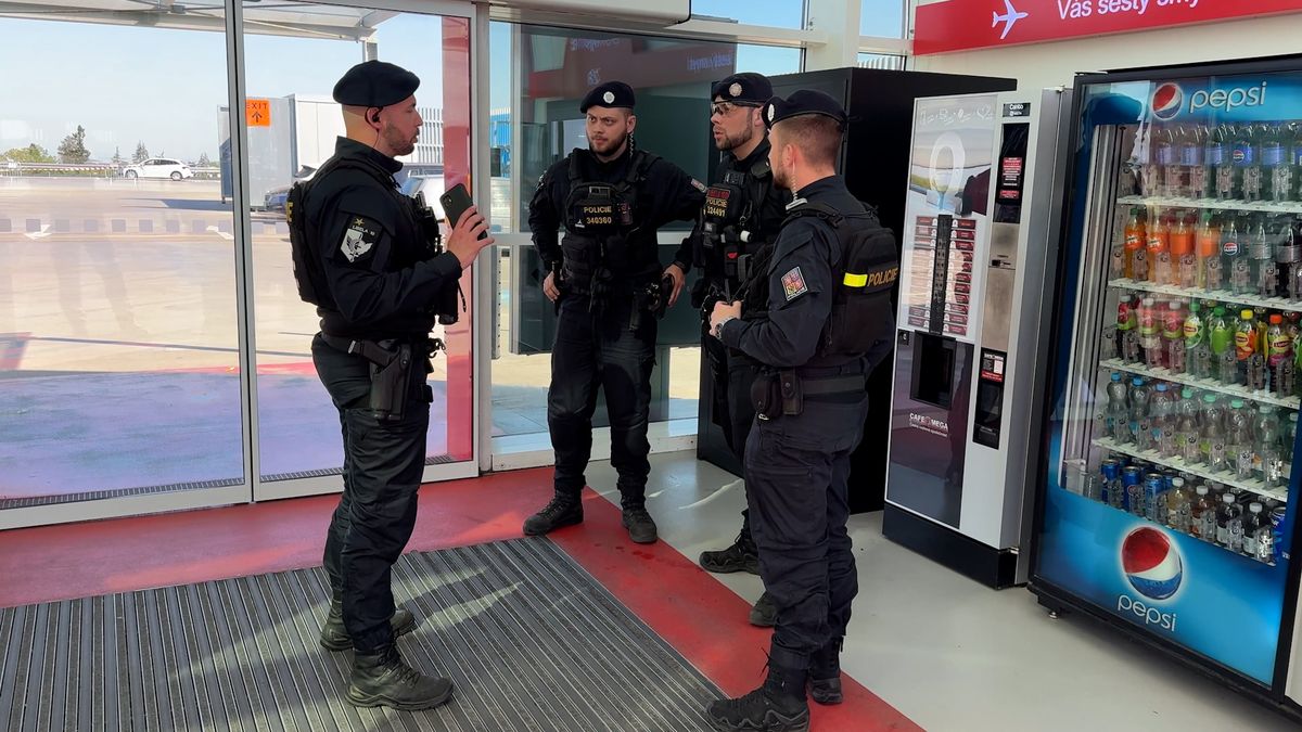 Jsou tu falešní policisté se zbraněmi, hlásili lidé z pražského obchodního domu
